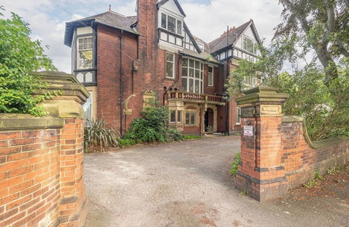 Wakefield Apartment | Contractors/Business/Families/Enjoy Fast WiFi Smart TV in this Shiny 2 Bed Apt
