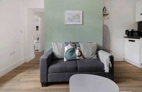 Old Trafford Apartment | Convenient and Modern 2 Bed Apartment in Saltash