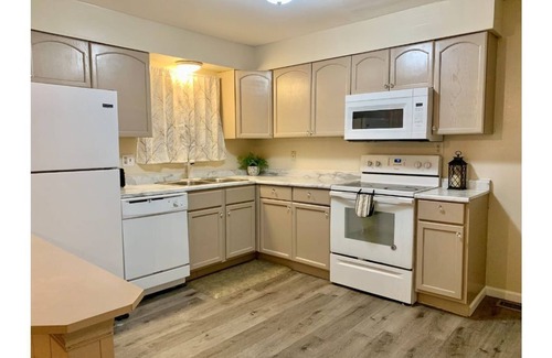 Maryland Heights House | Convenient and newly renovated cozy private home