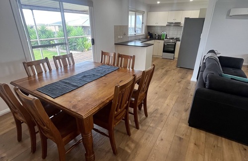 Para Wurlie House | Convenient, central location with stunning rural views