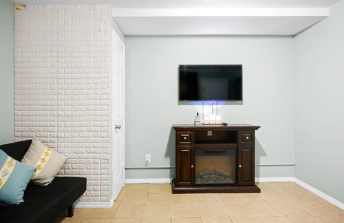 Queens House | Convenient & Cozy NYC Apartment 2 Bedrooms + Free Parking + Near LGA