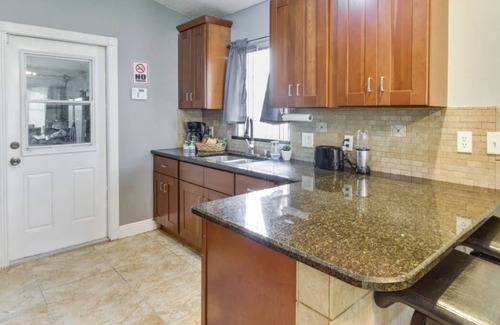 Orlando House | Convenient & Cozy Orlando home-15 Minutes from Disney. Convention Center 8 miles