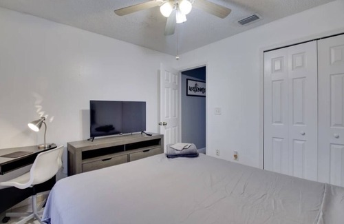 Orlando House | Convenient & Cozy Orlando home-15 Minutes from Disney. Convention Center 8 miles