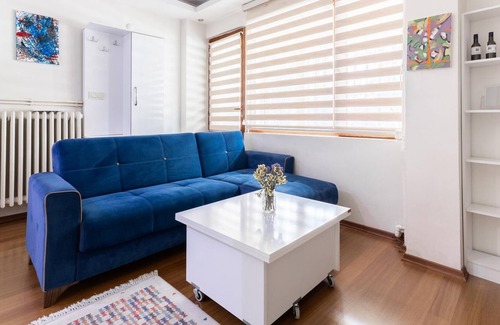 Maltepe Apartment | Convenient Flat 15 min to Bagdat Avenue