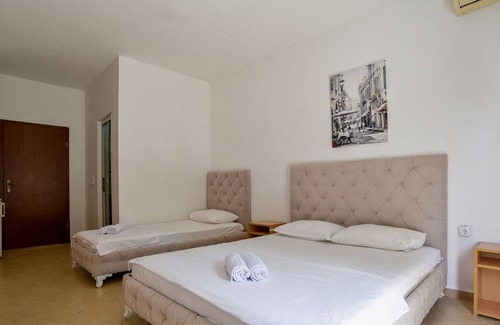Gjerana Apartment | Convenient Flat w Garden and Balcony in Ulcinj