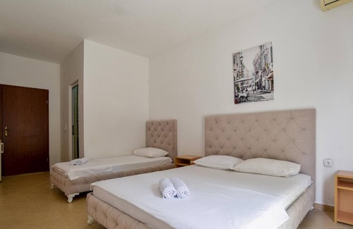 Gjerana Apartment | Convenient Flat w Garden and Balcony in Ulcinj