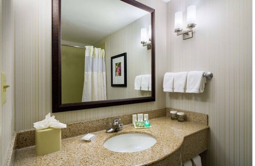 Hopelawn Hotel | Convenient Location w/Free Parking & Fitness Center, Minutes to Roosevelt Park