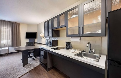 North Olmsted Hotel | Convenient Stay! Pet-Friendly Property, Near Little Clague Park and Morton Park!