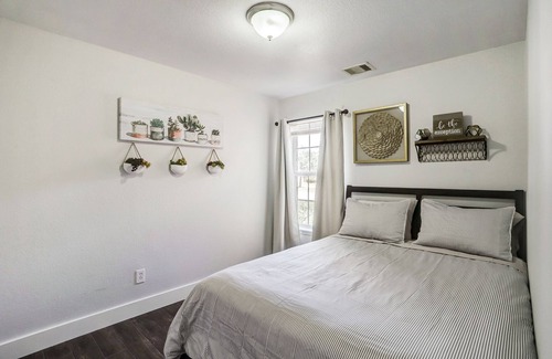 Northeast Houston House | Conveniently located by IAH Airport and Highways. Family and Pet-friendly.
