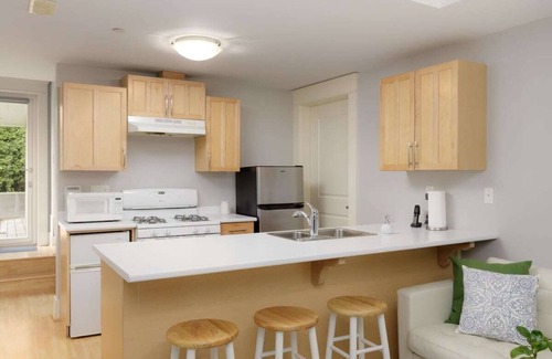 Dunbar House | Conveniently located 1bdr suite. Sleeps up to 5ppl