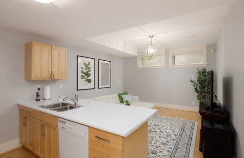 Dunbar House | Conveniently located 1bdr suite. Sleeps up to 5ppl