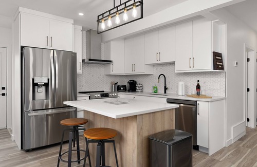 West Edmonton House | Conveniently Located Family & Pet Friendly Home in Edmonton