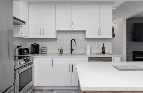 West Edmonton House | Conveniently Located Family & Pet Friendly Home in Edmonton