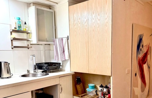 Seddon Apartment | Converted warehouse suite 17min from CBD
