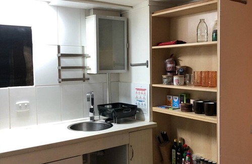 Seddon Apartment | Converted warehouse suite 17min from CBD