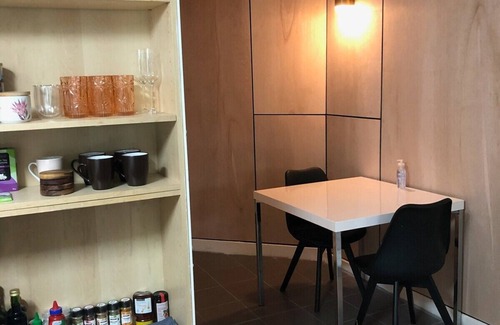 Seddon Apartment | Converted warehouse suite 17min from CBD