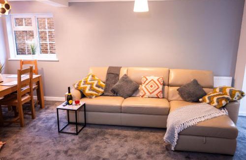 Great Houghton Apartment | Conyngham Villa, Luxury Detached House, 6 Beds, 4BR,Large garden, Parking - Sleeps 8