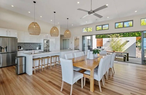 Ninderry Villa | Cooinda luxury residence and studio - central to beaches and hinterland