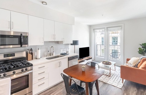 Wilshire Apartment | Cool 1BR Apartment in in LA Near Downtown
