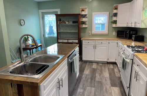 Ashtabula House | Cool 4-bedroom house with AC in charming Ashtabula