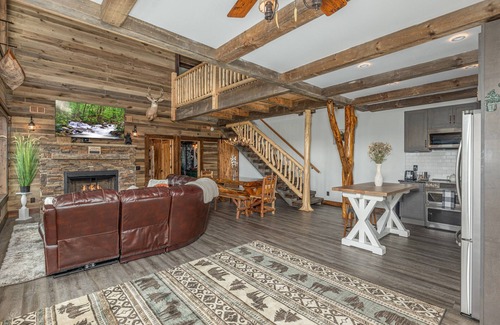 Chalet Village North Ski Chalet | Cool Cabin,Epic View:Kids’Loft+Fire Pit+3 mi to Gburg+Pool+Pickleball
