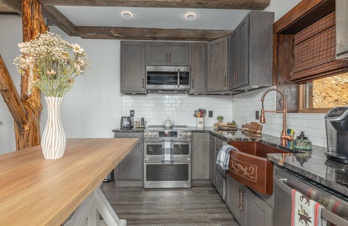 Chalet Village North Ski Chalet | Cool Cabin,Epic View:Kids’Loft+Fire Pit+3 mi to Gburg+Pool+Pickleball