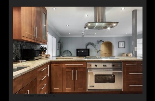 Santa Barbara Estates House | Cool Comfortable 4 BR/2 BA 7mins Walk to Beach, Hot Tub, Restr, Bars Golfing etc