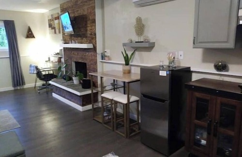 White Center House | Cool & cozy city retreat -15 min drive to Seattle!