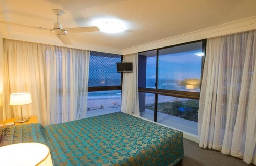 Coolangatta Resort | Coolangatta Absolute Beachfront Apart. sleep 6 avail. 27th Dec. 2025t - 10th Jan