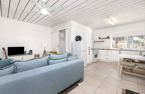 Coolangatta House | Coolangatta, Gold Coast unit walk to beach & shops