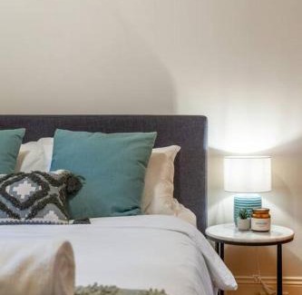 West Croydon Villa | Coopers Cottage - Private Pool with Guest House