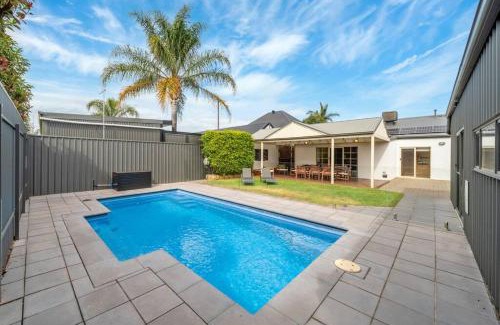 West Croydon Villa | Coopers Cottage - Private Pool with Guest House