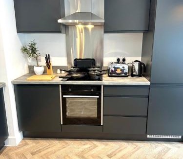 Waterloo Apartment | Copper Suite - 2Bed Elegance - Parking