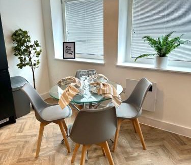 Waterloo Apartment | Copper Suite - 2Bed Elegance - Parking