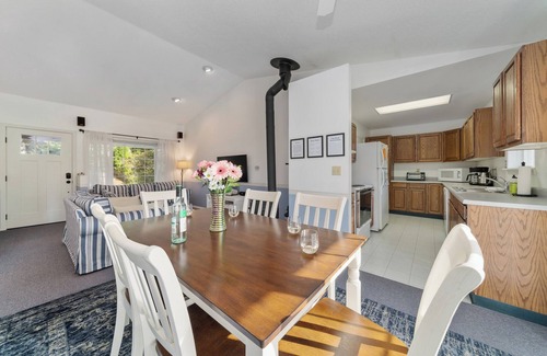 Manzanita Cottage | Coral Cottage MCA#832-Perfect for families with kids. Close to town and beach