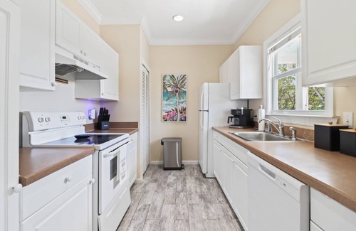 Key West House | Coral Oasis – Spacious 3BR Retreat, Shared Pool, Dog Friendly, Parking, Minutes to Downtown Key West