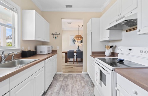 Key West House | Coral Oasis – Spacious 3BR Retreat, Shared Pool, Dog Friendly, Parking, Minutes to Downtown Key West