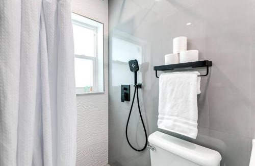 Coral Way Apartment | Coral Way Studio in quiet area Fast Internet Shen 1