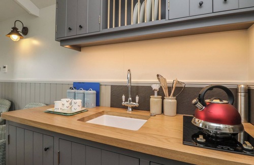 Newtonmore Cottage | CORALDIE, romantic, with open fire in Newtonmore