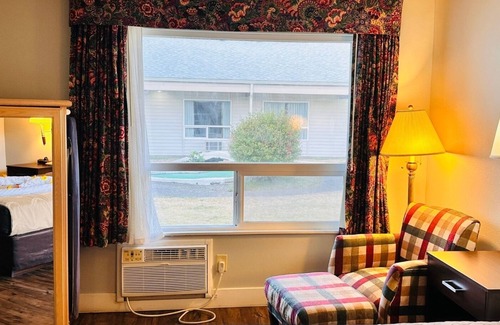Ocean Shores Hotel | Coratel Inn and Suites By Jasper Ocean Shores - 1 Queen Bed Non Smoking