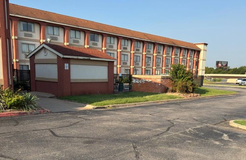 Oklahoma City Hotel | Coratel Inn & Suites Santa Fe OKC Standard 2 Double Bed NS