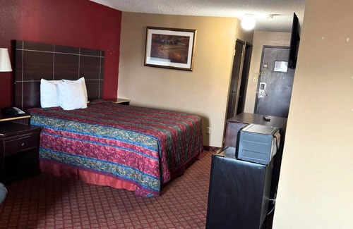 Oklahoma City Hotel | Coratel Inn & Suites Santa Fe OKC Standard 1 King Bed NS