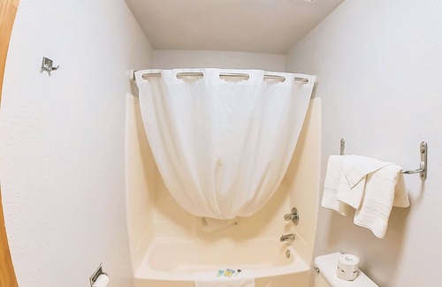 Blaine House | Coratel Inn & Suites Blaine - King Suite with Hot tub Non-Smoking