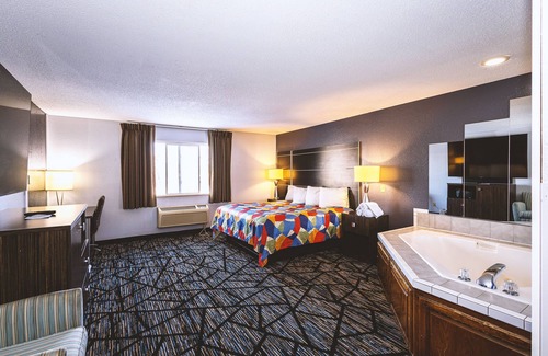 Blaine House | Coratel Inn & Suites Blaine - King Suite with Hot tub Non-Smoking