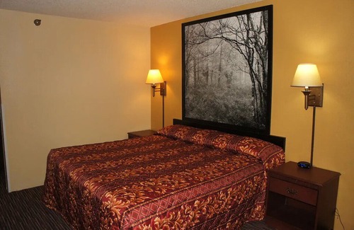 Stillwater Hotel | Coratel Inn & Suites Stillwater - Deluxe 1 King Bed Non-Smoking