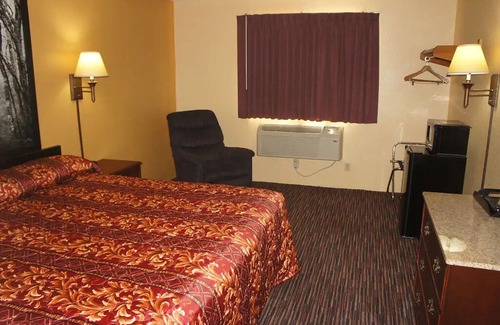Stillwater Hotel | Coratel Inn & Suites Stillwater - 1 King Accessible Non-Smoking