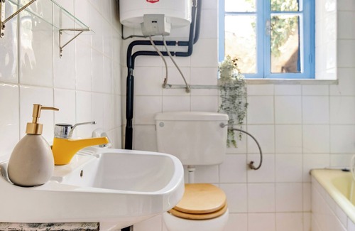 Arsos Apartment | Cornaro House - Cozy 2-bdr Apt w/ Shared Courtyard
