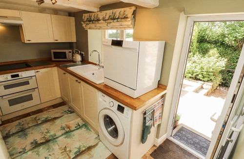 Ingleton Cottage | CORNER COTTAGE, pet friendly, character holiday cottage in Ingleton
