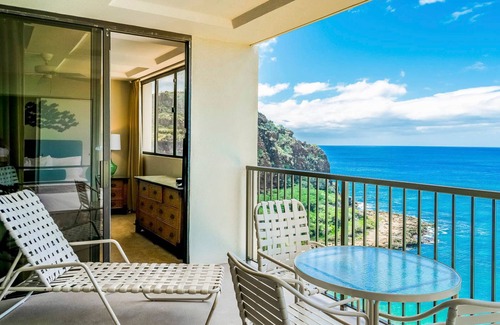 Makaha Condo | Corner Oceanfront 1BR Condo w/Panoramic Views