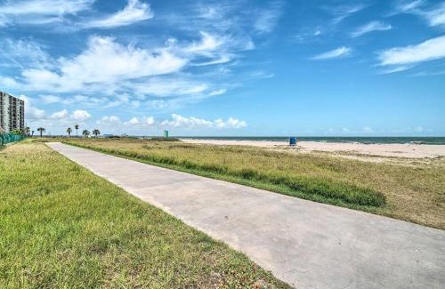 North Beach Apartment | Corpus Christi Condo with Community Amenities!
